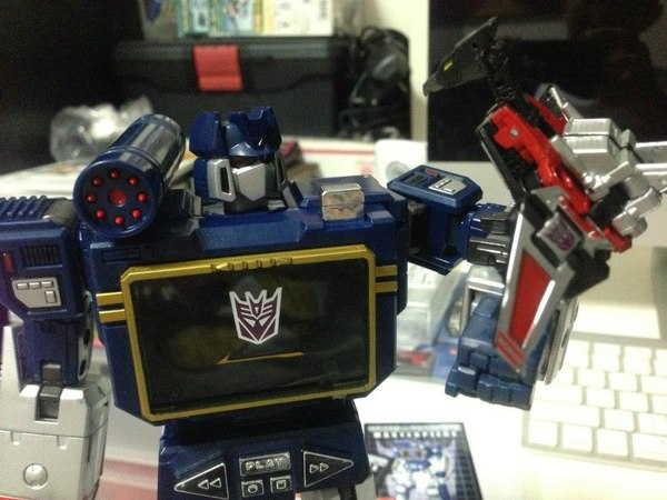 MP 13 Masterpiece Soundwave With Laserbeak Up Close And Personal Image Gallery  (45 of 54)